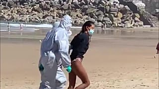 خرقت الشابة قواعد الحجر الصحي وخرجت لتمارس ركوب الأمواج رغم إصابتها بكوفيد -19