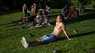 Giovani prendono il sole al parco del Retiro a Madri lo scorso 28 agosto 2020