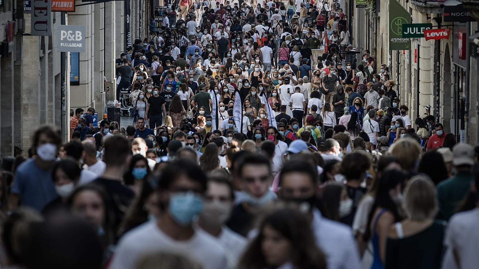 La foule dans une rue piétonne de Bordeaux, en Gironde - France -, le 5 septembre 2020