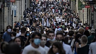 La foule dans une rue piétonne de Bordeaux, en Gironde - France -, le 5 septembre 2020
