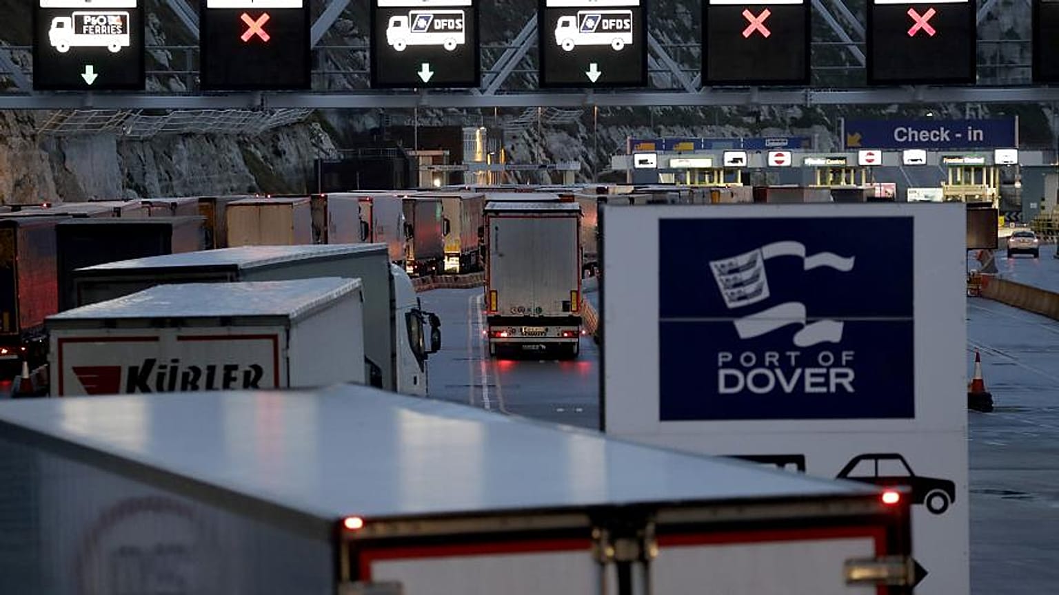 Camion salgono a bordo di traghetti nel Porto di Dover (Inghilterra), nella mattina di sabato 1 febbraio 2020, giorno in cui Brexit è divenuta effettiva