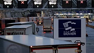 Camion salgono a bordo di traghetti nel Porto di Dover (Inghilterra), nella mattina di sabato 1 febbraio 2020, giorno in cui Brexit è divenuta effettiva