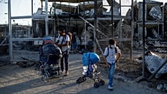 Famílias desalojadas regressaram a Moria para tentar resgatar alguns pertences