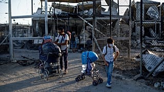 Famílias desalojadas regressaram a Moria para tentar resgatar alguns pertences
