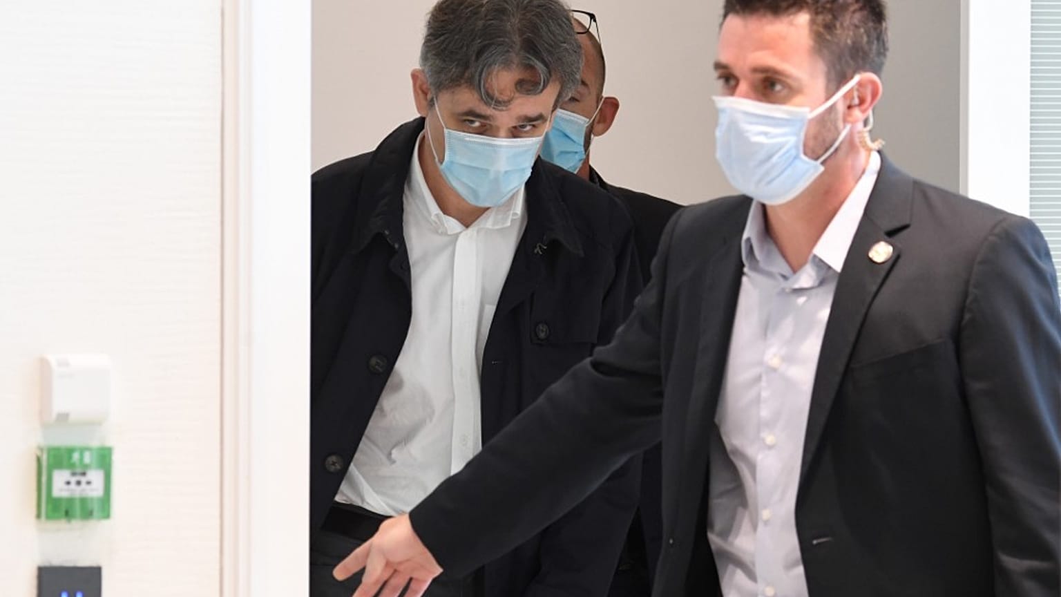 Laurent Sourisseau, Riss de son nom de dessinateur, sortant de la salle d'audience parisienne, devancé par un garde du corps, 9 septembre 2020