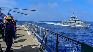 Buques de guerra griegos durante unas maniobras con Emiratos Árabes Unidos a principios de septiembre