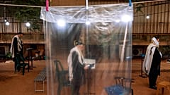 Judios ultraortodoxos durante la oración de la mañana mantienen distancia social en Bnei Brak, Israel, 8/9/2020