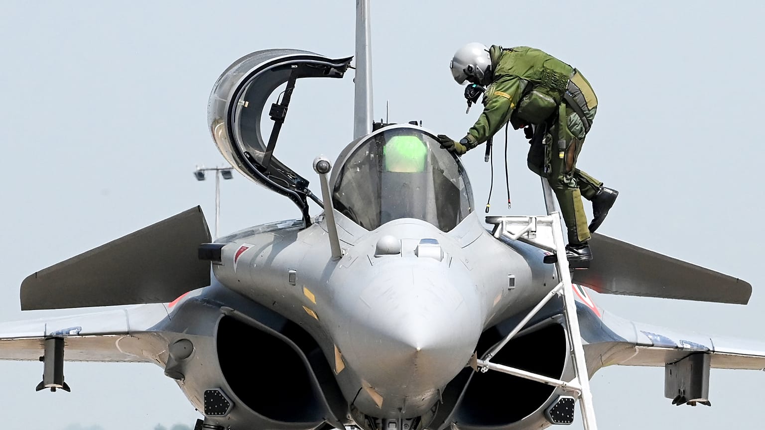 Hindistan'ın Fransa'dan aldığı 36 Rafale jetinin beşi teslim edildi