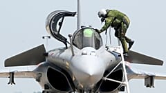 Hindistan'ın Fransa'dan aldığı 36 Rafale jetinin beşi teslim edildi