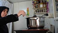 Yemek yapan Suriyeli kadın (arşiv) 