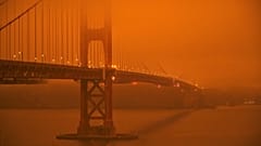 Apokalyptischer Himmel kündigt den Tag über San Francisco an