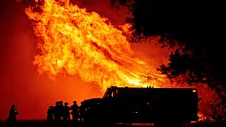 Pompiers lutant contre les flammes à Oroville, en Californie, le 9 septembre 2020