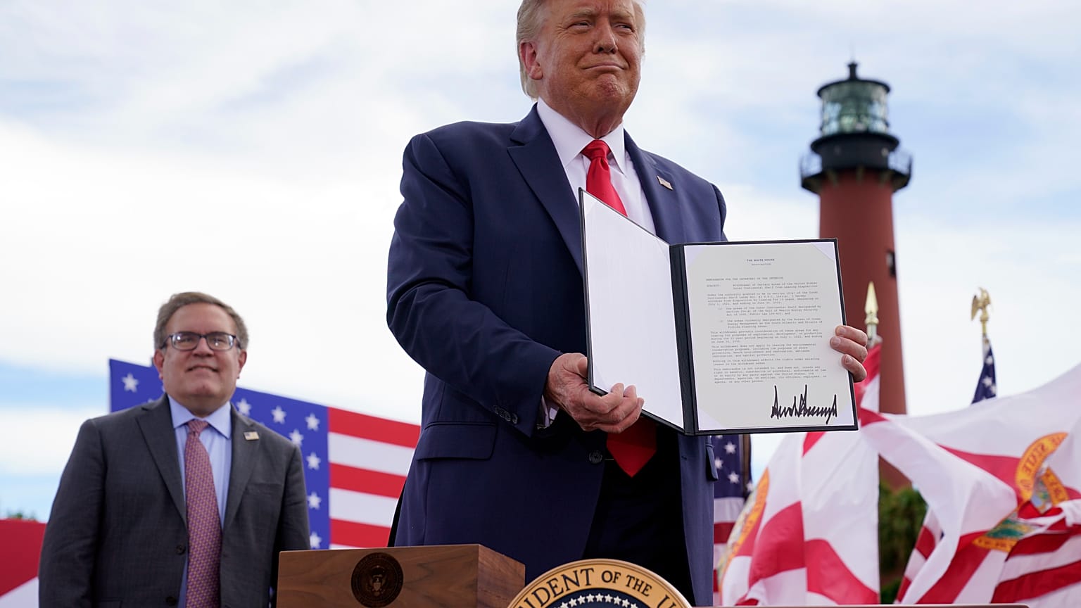 El presidente Donald Trump sostiene un memorándum firmado para expandir la moratoria de perforación costa afuera a la costa atlántica de Florida, el 8 de septiembre de 2020.