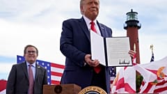 El presidente Donald Trump sostiene un memorándum firmado para expandir la moratoria de perforación costa afuera a la costa atlántica de Florida, el 8 de septiembre de 2020.