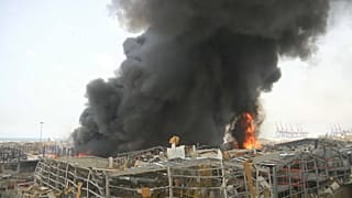 Beyrut'ta patlamanın meydana geldiği limanda bulunan hangarda yangın çıktı