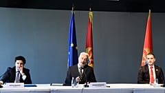 A Montenegró Jövőjéért elnevezésű koalíció vezetői az uniós zászló előtt – középen Zdravko Krivokapić