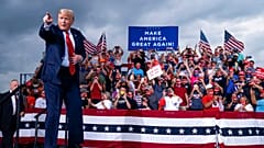 El presidente Donald Trump llega para hablar en un mitin de campaña en el aeropuerto Smith Reynolds el martes 8 de septiembre de 2020, en Carolina del Norte. 