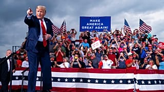El presidente Donald Trump llega para hablar en un mitin de campaña en el aeropuerto Smith Reynolds el martes 8 de septiembre de 2020, en Carolina del Norte.