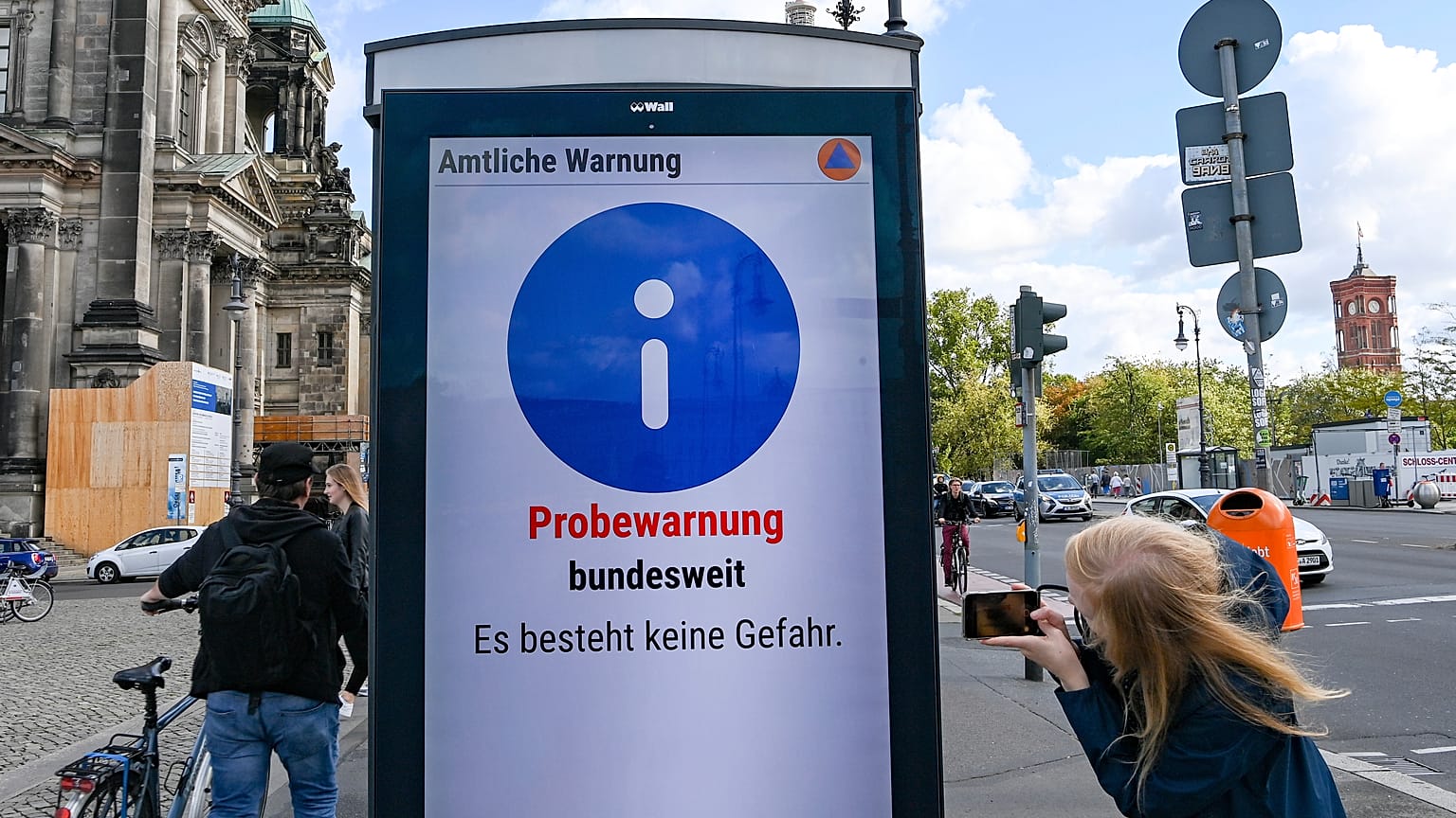 The alarm didn't go off in some places and push alerts arrived late on many users' smart phones.