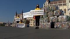 Greenpeace-Aktion: PET-Plastikberge vor dem Parlamentsgebäude in Budapest