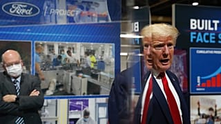 Trump egy michigani Ford üzemben, amely orvosi felszerelések gyártására állt át