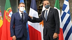 El presidente francés Emmanuel Macron recibe al primer ministro griego, Kyriakos Mitsotakis, a su llegada a la cumbre