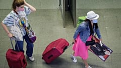 Utasok a londoni St. Pancras pályaudvaron