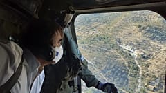 Ο Μαργαρίτης Σχοινάς πετά με ελικόπτερο πάνω από τη Μόρια