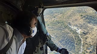 Ο Μαργαρίτης Σχοινάς πετά με ελικόπτερο πάνω από τη Μόρια