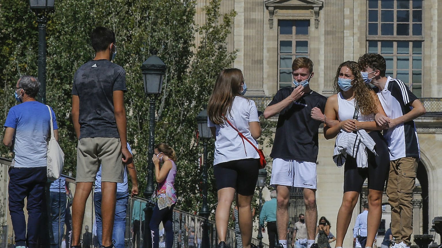 Fransa'nın başkenti Paris'teki Louvre Müzesi önünde bekleyen vatandaşlar