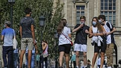 Fransa'nın başkenti Paris'teki Louvre Müzesi önünde bekleyen vatandaşlar