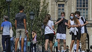 Fransa'nın başkenti Paris'teki Louvre Müzesi önünde bekleyen vatandaşlar