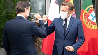 Conte e Macron si salutano cosi. 