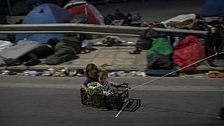 Πρόσφυγες και μετανάστες στο δρόμο έξω από την πόλη της Μυτιλήνης
