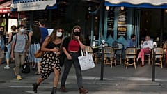 Mascarillas obligatorias en las calles de París, Francia.