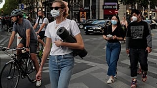 أناس يمشون في باريس وهم يرتدون كمامات لحماية أنفسهم من كوفيد-19. 2020/09/10