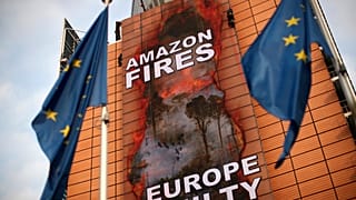 Bannière de Greepeace sur le bâtiment de la Commission européenne