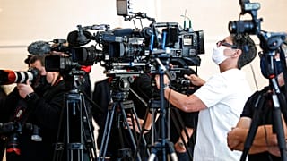 Fernseh-Kameras bei einer Pressekonferenz im Kölner Polizeipräsidium über bundesweite Razzien gegen Kinderpornographie, 2.9.2020