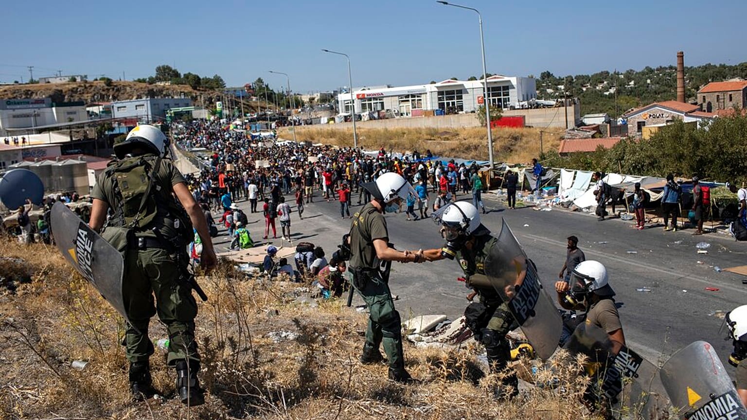 Tausende ehemalige Bewohner des Camps Moria verusuchten, den zentralen Hafen auf Lesbos zu erreichen