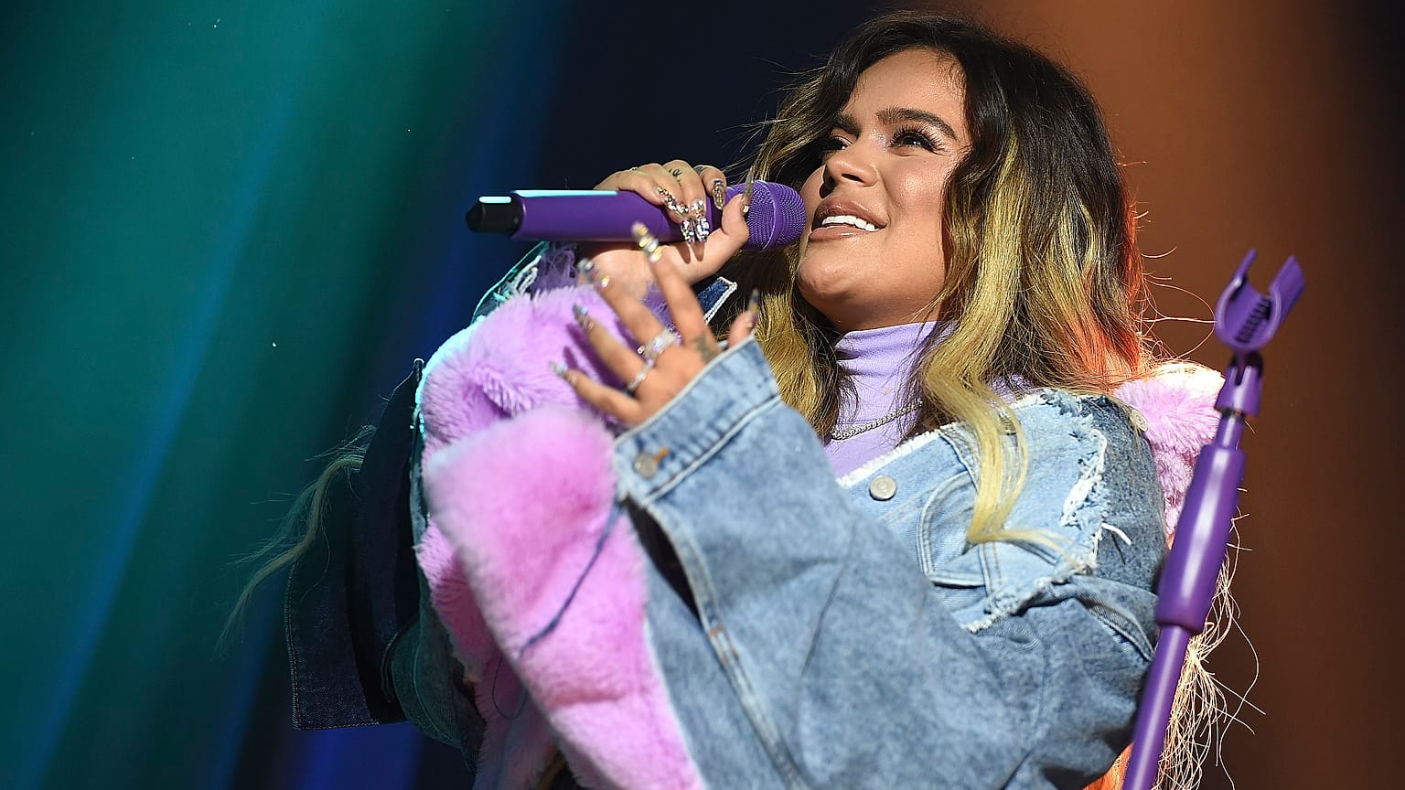 La cantante colombiana Karon G durante una actuación en Los Ángeles el pasado mes de enero