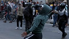 Un manifestante lanza piedras a la policía durante una de las protestas en Bogotá