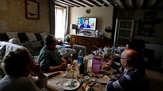 Televizyon izlerken yemek yiyenler (Arşiv)
