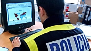 صورة من الأرشيف- ضابط شرطة إسباني يحقق في قضايا إستغلال الأطفال في المواد الإباحية في مدريد