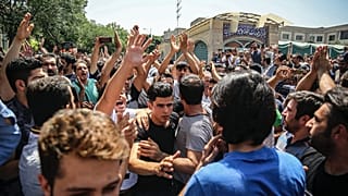 2018 yılında ekonomisi kötü giden İran'da halk hükümeti bir çok şehirde protesto ediyordu