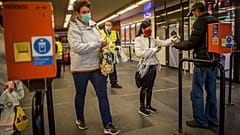 A járvány első hullámában maszkokat osztottak a BKV utasainak