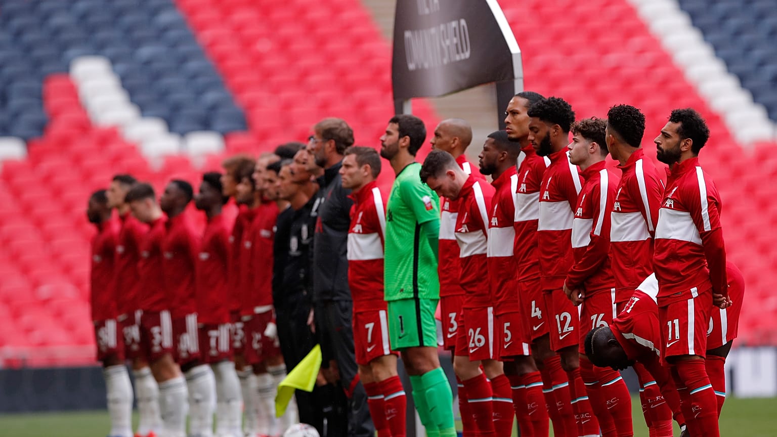 لاعبو أرسنال وليفربول يستمعون إلى نشيد الوطني قبل مباراة درع الاتحاد الإنجليزي 2020
