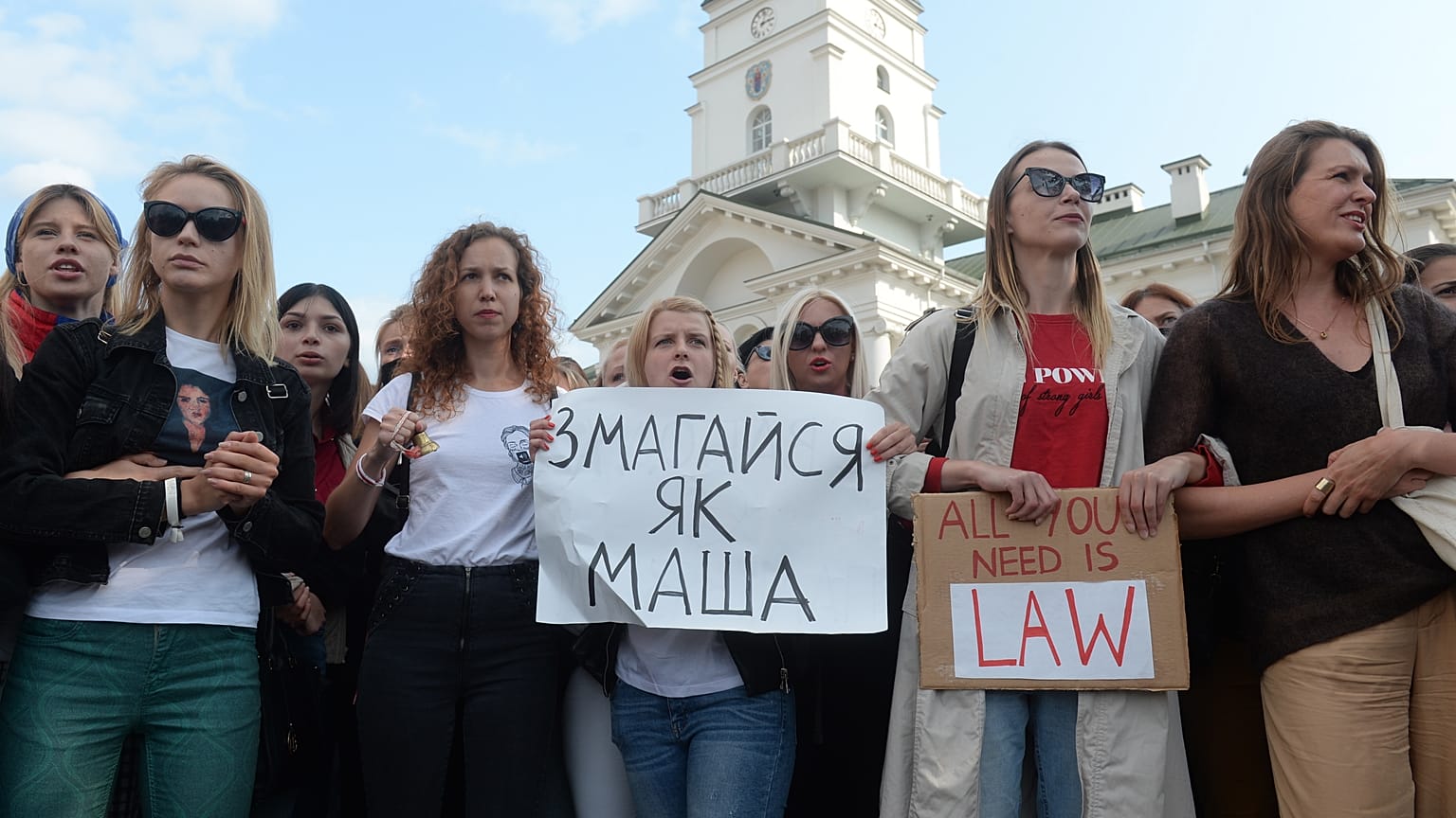 Un grupo de mujeres protesta en las calles de Minsk