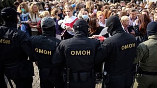 La polizia controlla la manifestazione delle donne a Minsk.