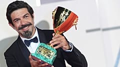 Coppa Volpi a Pierfrancesco Favino: miglior attore della 77.Mostra del Cinema di Venezia. 