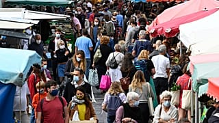 Menschen mit Mundschutz auf einem Markt in Rennes